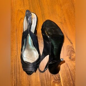 White House Black Market Donatella Black Heels WHBM Strappy Peep Toe 8.0M